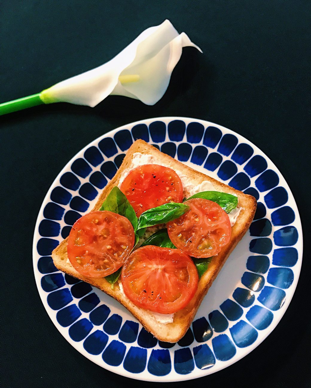 簡単朝ごパンレシピ スイートバジルとフレッシュトマトのイタリアントーストの作り方 Ruri S Cooking Official Site